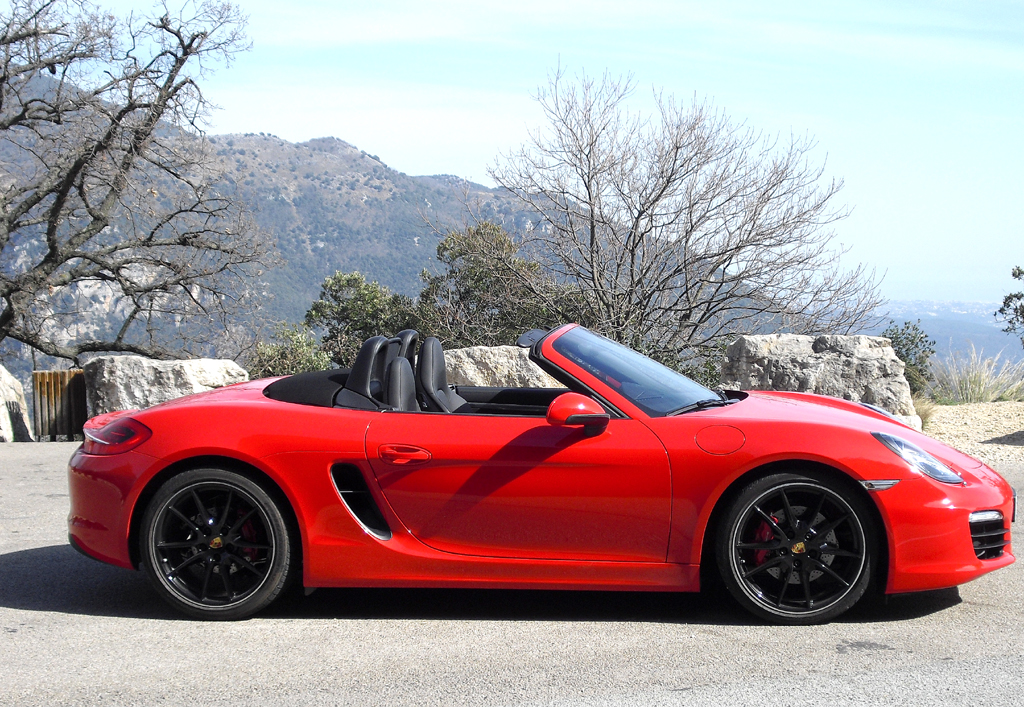 Porsche Boxster: So sieht der flacher und gestreckter wirkende Zweisitzer offen von der Seite aus ... 