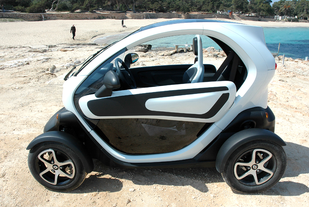Renault Twizy: ... und so von der Seite mit der zweisitzigen Kabine. 
