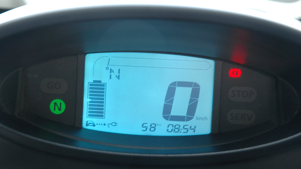 Renault Twizy: Blick auf den Econometer im einzigen Kombiinstrument. 