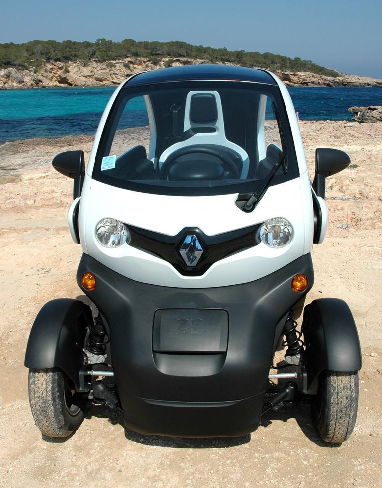 Renault Twizy: Blick auf die Frontpartie des Leichtkraftfahrzeugs. 