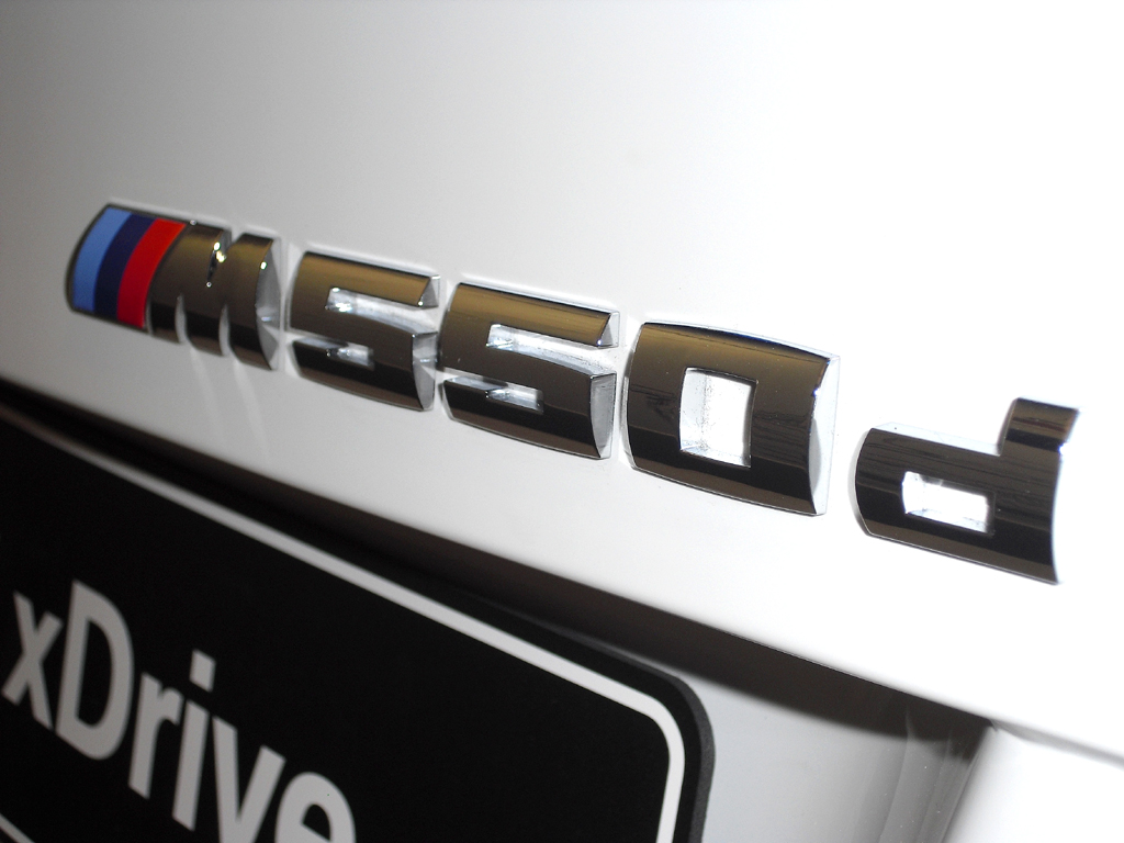 Schriftzug für neue BMW-M-Performance-Kraft, hier beim M550d.