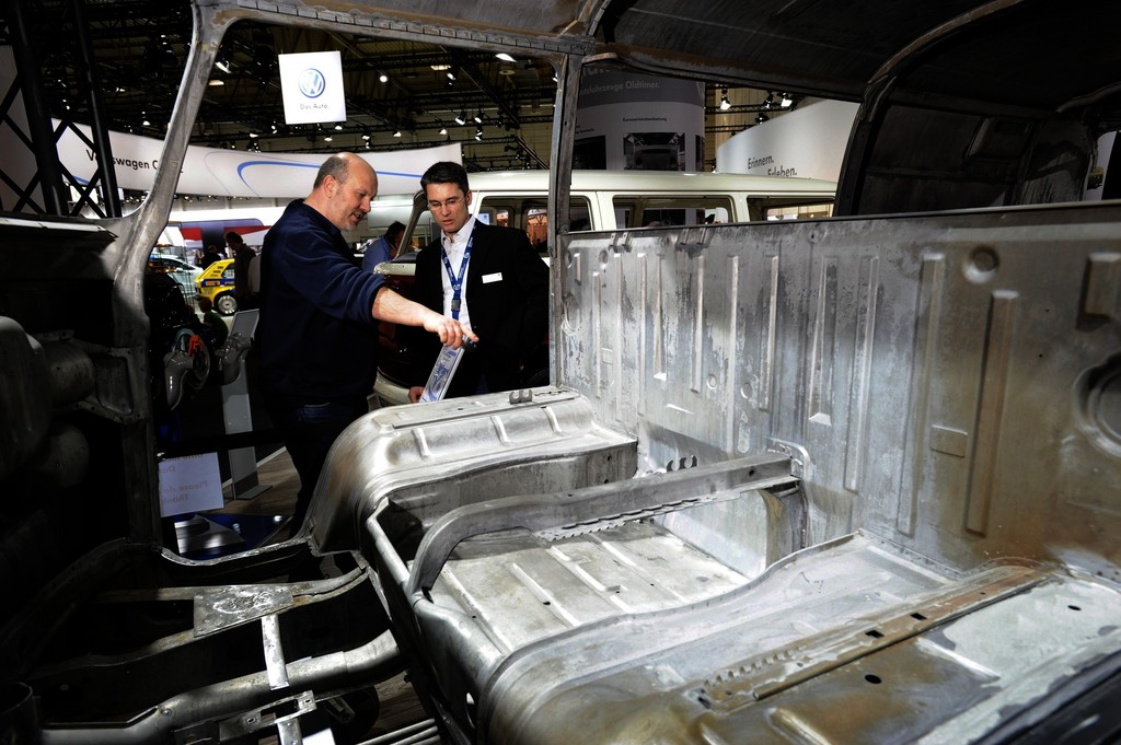 Techno Classica 2012: Volkswagen zeigt Bulli-Restaurierung live