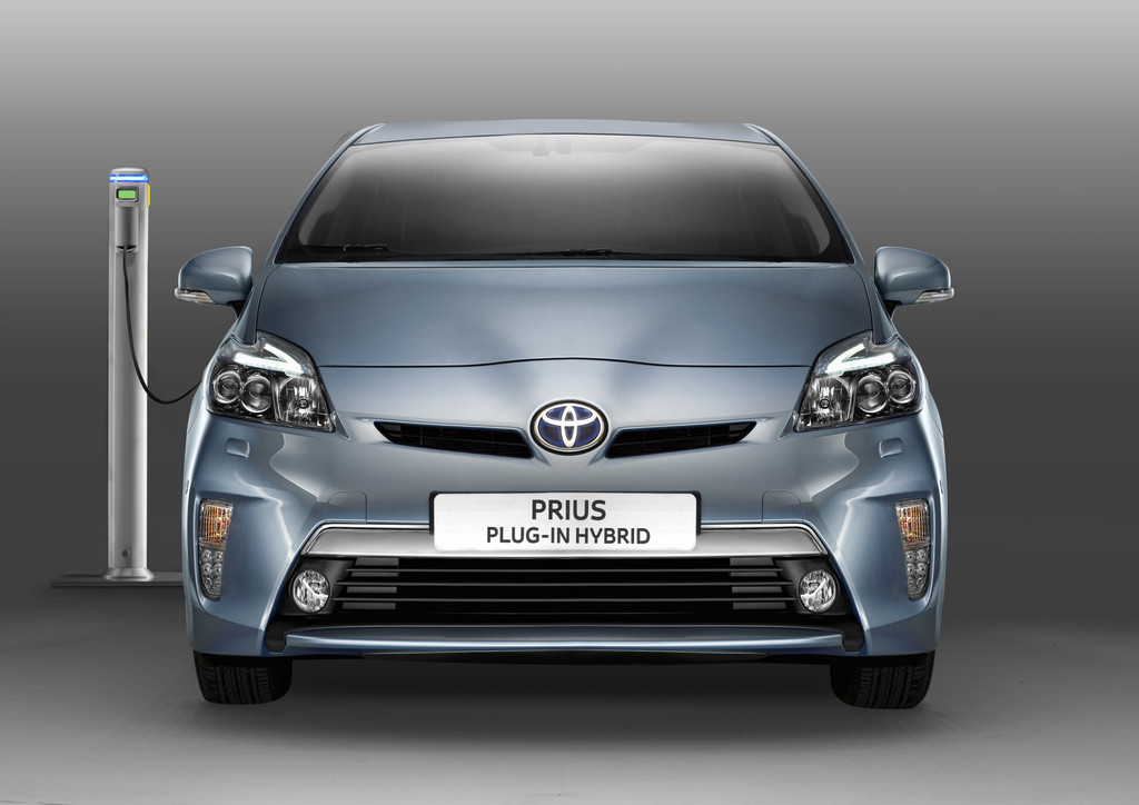Toyota Prius Plug-in Hybrid fährt elektrisch rund 25 Kilometer