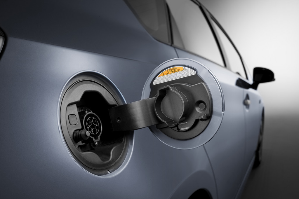 Toyota Prius Plug-in Hybrid fährt elektrisch rund 25 Kilometer