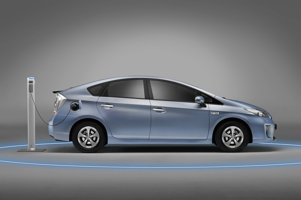 Toyota Prius Plug-in Hybrid fährt elektrisch rund 25 Kilometer
