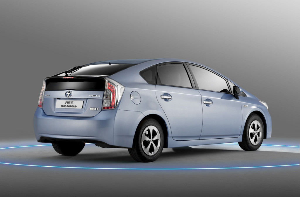 Toyota Prius Plug-in Hybrid fährt elektrisch rund 25 Kilometer