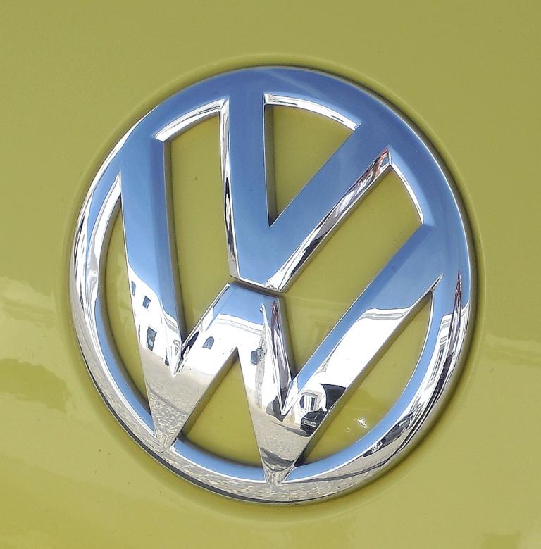 VW Beetle: Das Markenlogo sitzt vorn auf der Motorhaube. 