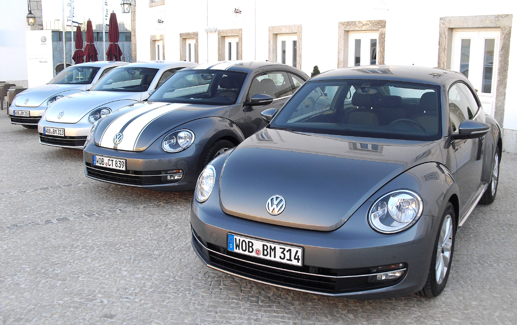 VW-Beetle-Parade bei der Fahrvorstellung im portugiesischen Cascais. 
