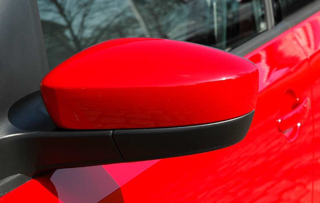 VW Up: Blick auf den Außenspiegel auf der Fahrerseite. 