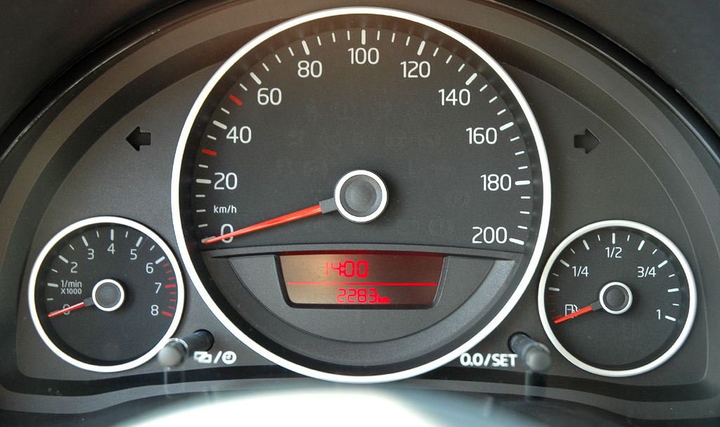 VW Up: Blick durch den Lenkradkranz auf die Rundinstrumentierung. 