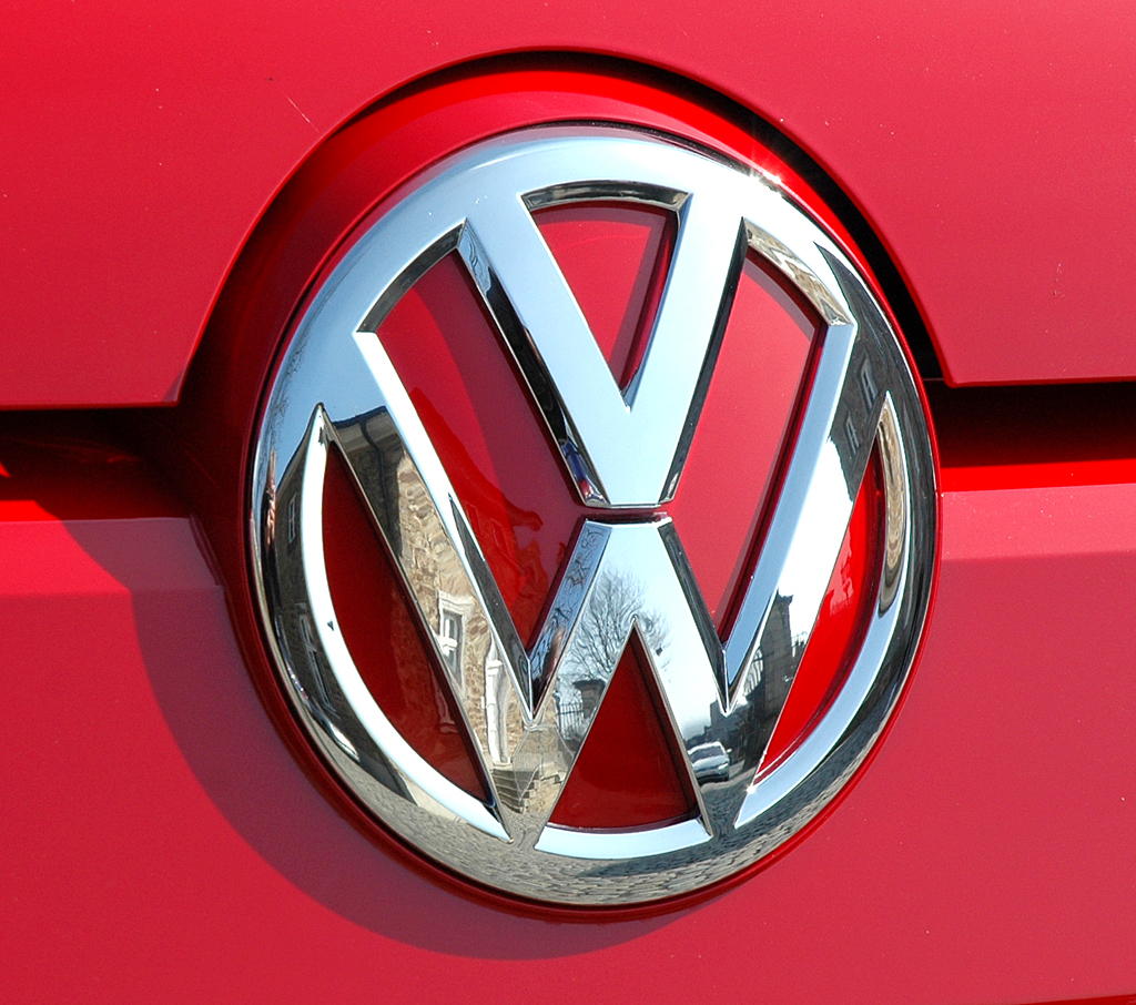 VW Up: Das Markenlogo prangt groß vorn an der Motorhaube. 