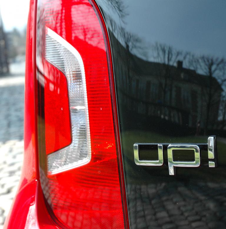 VW Up: Moderne Leuchteinheit hinten, vertikal ausgerichtet, mit Modellschriftzug. 
