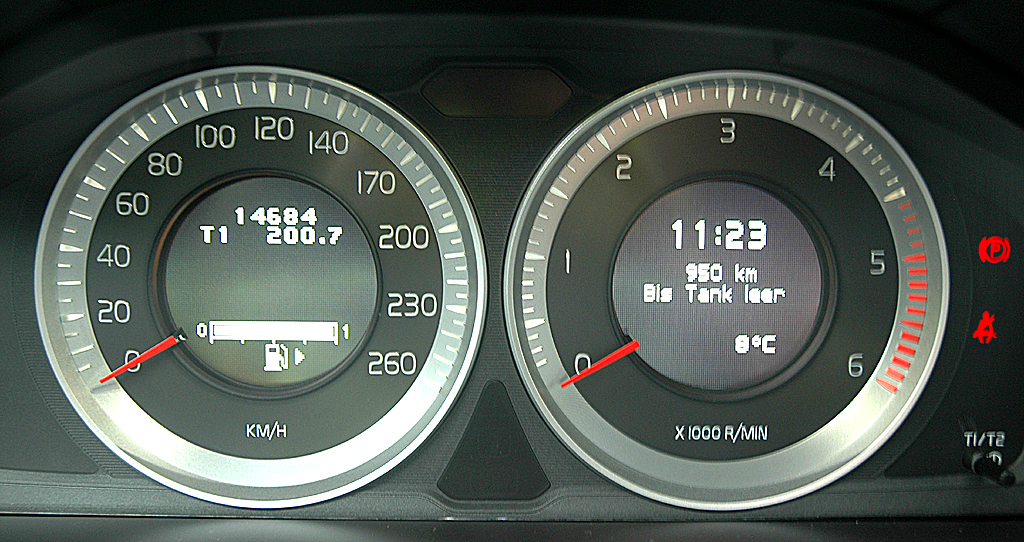 Volvo XC60: Blick durch den Lenkradkranz auf die Rundinstrumentierung. 