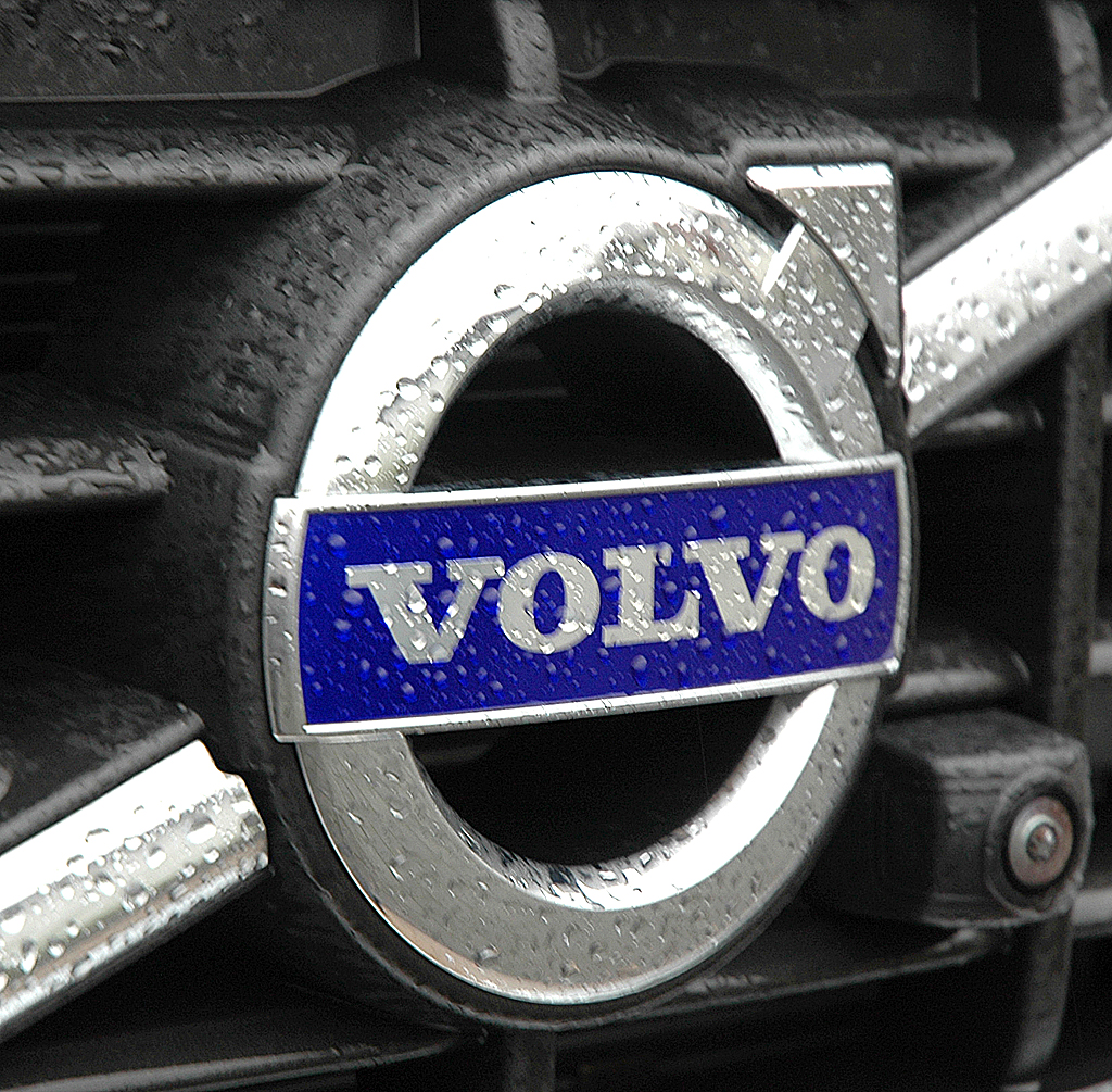 Volvo XC60: Das Markenlogo sitzt vorn in einer Schrägstrebe im Kühlergrill. 