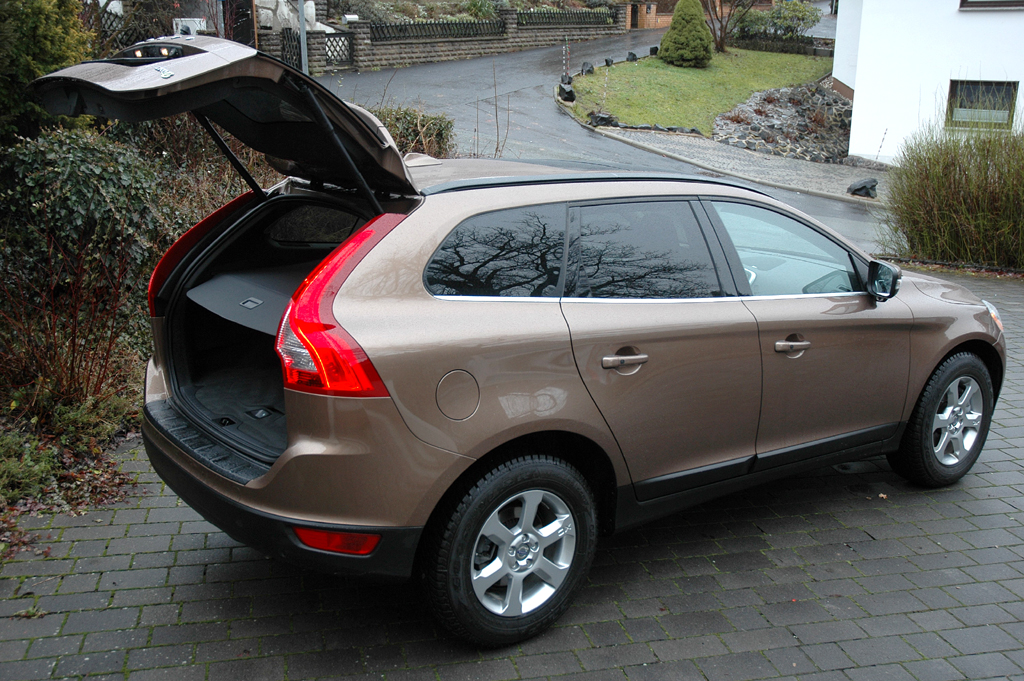 Volvo XC60: Ins Gepäckabteil passen 495 bis 1455 Liter hinein. 