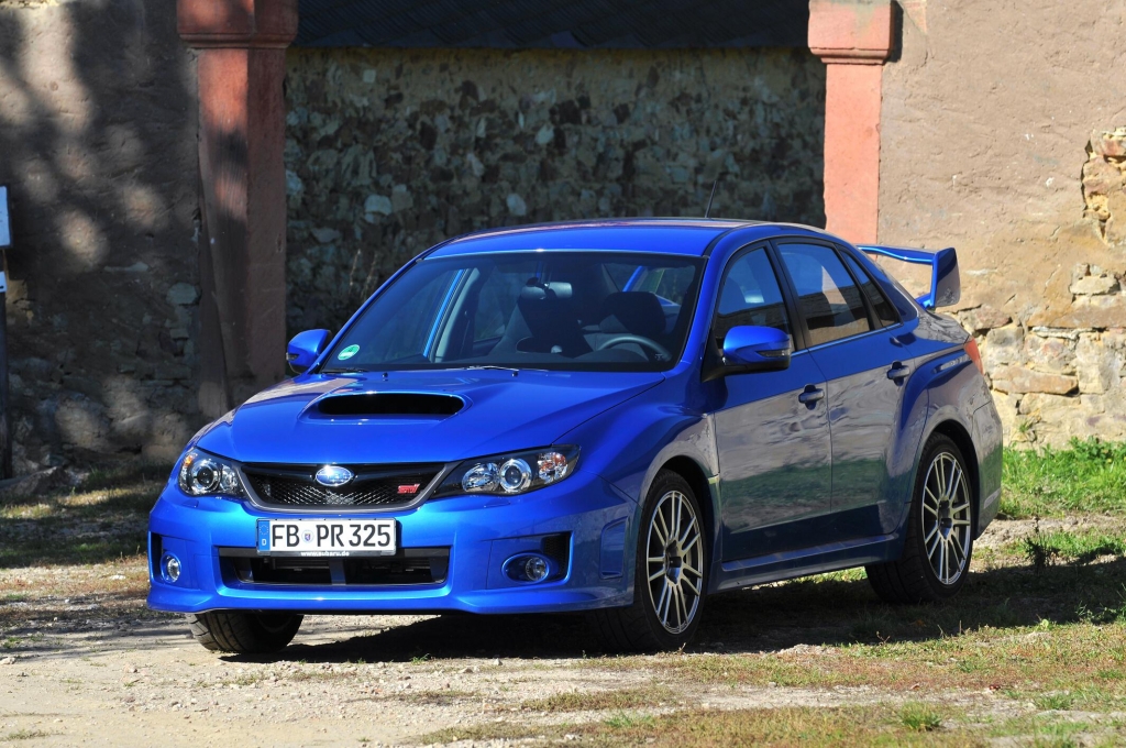 Weltmeisterin Regina Halmich fährt Subaru WRX STI