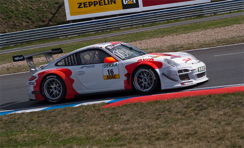 ADAC GT Masters: Porsche-Sieg bei Auftaktrennen in Oschersleben