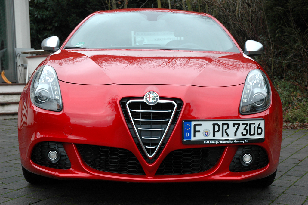 Alfa Romeo Giulietta: Blick auf die designerisch an den 8c angelehnte Frontpartie. 