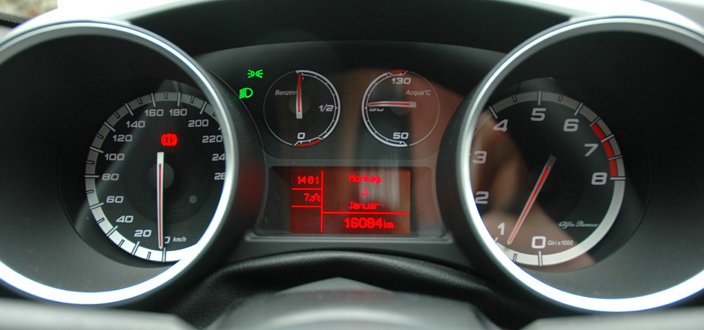 Alfa Romeo Giulietta: Blick durch den Lenkradkranz auf die Rundinstrumentierung. 