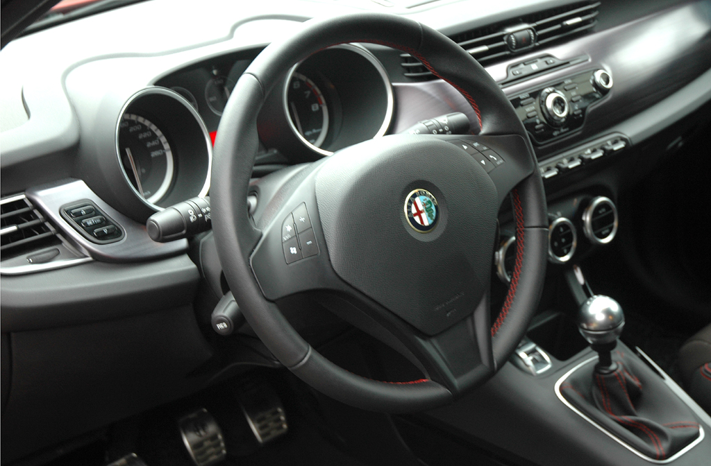 Alfa Romeo Giulietta: Blick ins sportlich-funktionelle Cockpit. 
