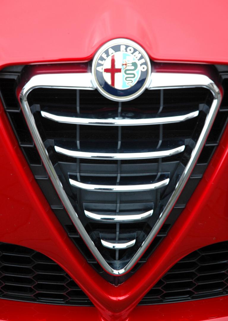 Alfa Romeo Giulietta: Der Kühlergrill mit dem Markenlogo oben ist typisch für die Italiener. 