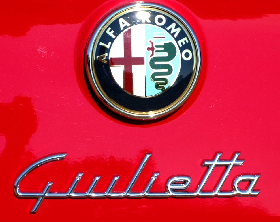 Alfa Romeo Giulietta TCT: Markenlogo und Modellschriftzug am Heck.
