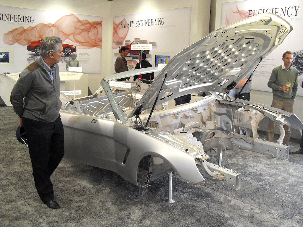 Auch Leichtbau, hier die Rohkarosse des neuen Mercedes SL, steigert die Effizienz. Fotos: Koch/Mercedes
