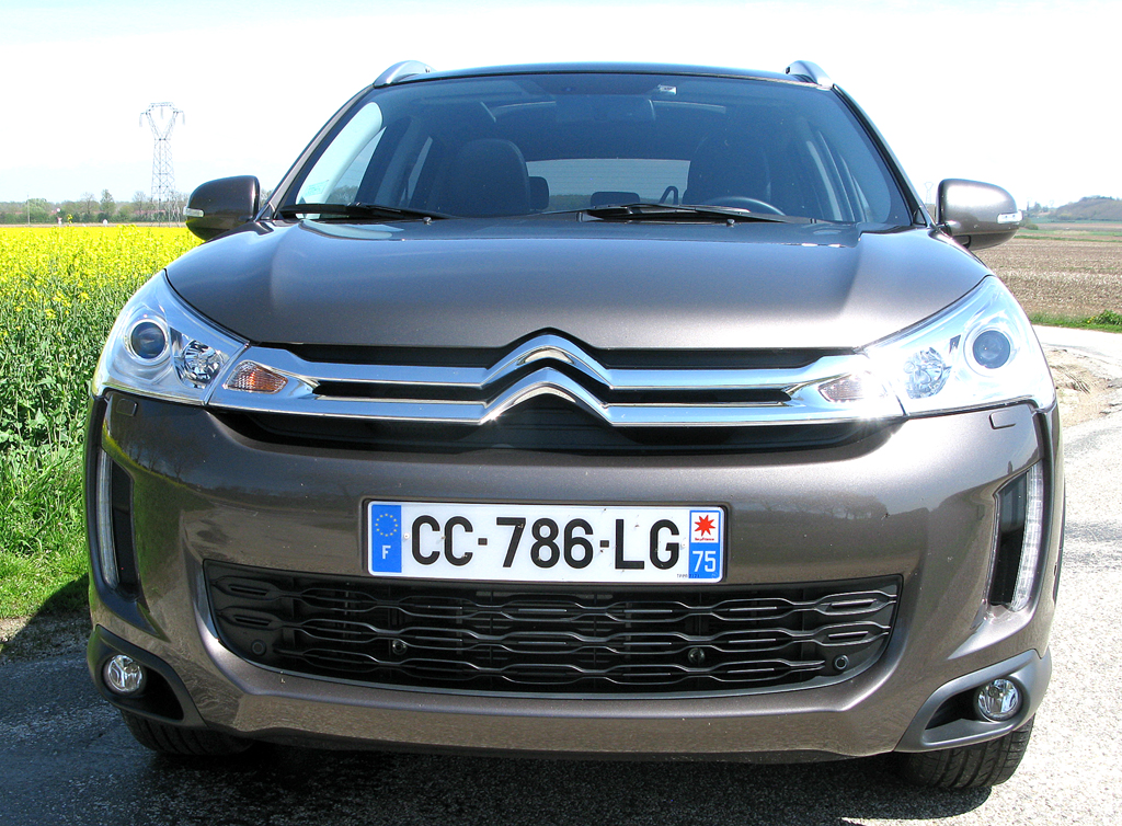 Citroëns C4 Aircross: Blick auf die Frontpartie des kompakten SUV-Modells. 