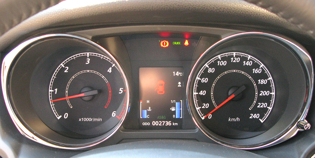 Citroëns C4 Aircross: Blick durch den Lenkradkranz auf die Rundinstrumentierung. 