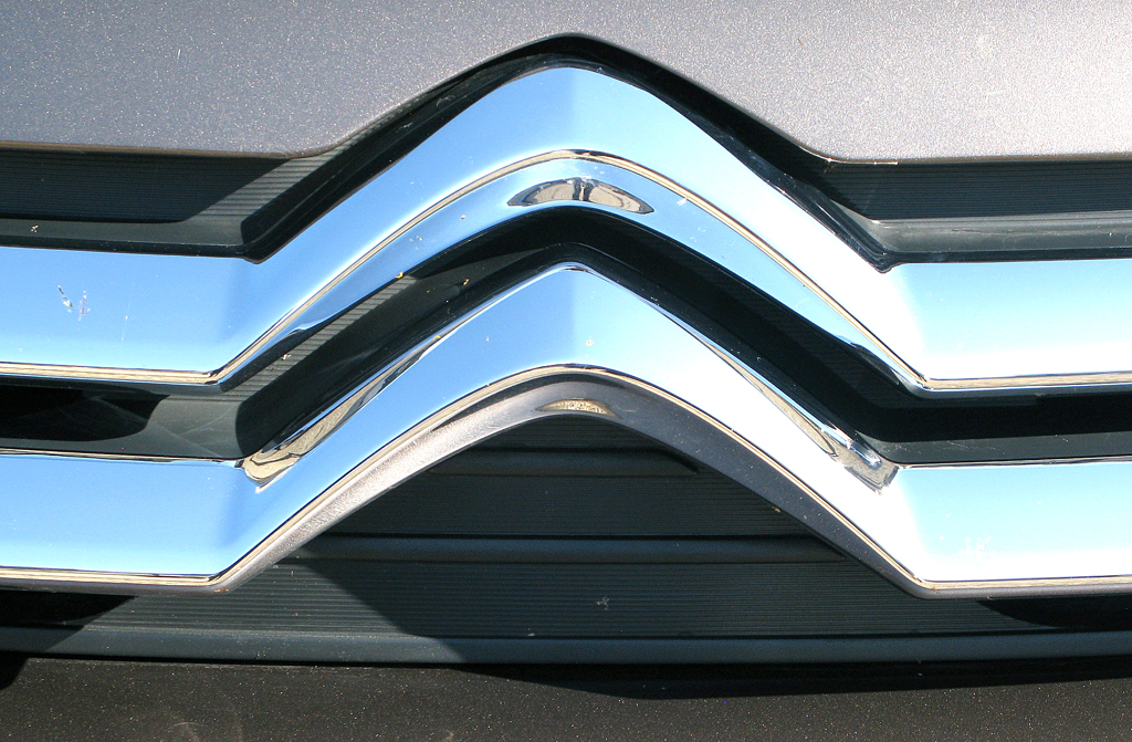 Citroëns C4 Aircross: Das Doppelwinkel-Markenlogo ist vorn aus zwei Chromspangen geformt. 