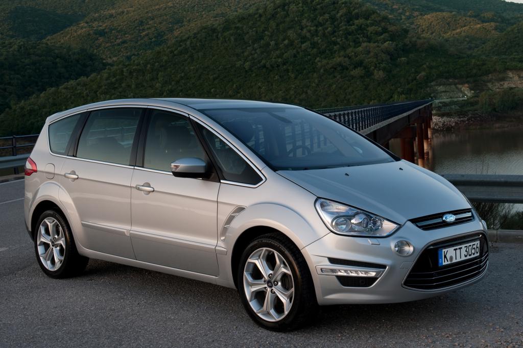 Der Ford S-Max ist groß. Auf 4,76 Meter Länge und 1,88 Meter Breite können zwischen fünf und sieben Personen Platz nehmen