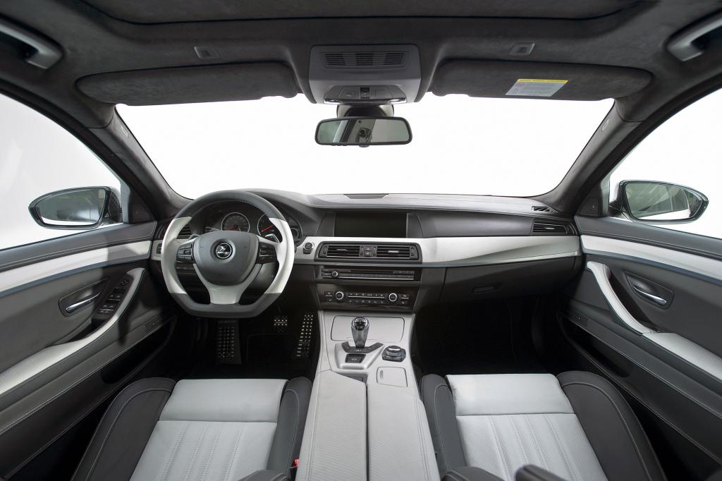 Der Innenraum wird durch viel Leder, Alcantara, Klavierlack und Aluminium veredelt