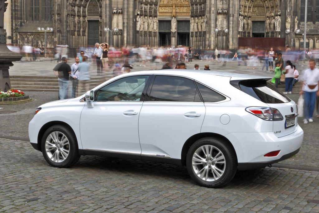 Der Lexus?RX 450h hat ein sicheres Fahrverhalten, gute Sitze und reichlich Platz, aber auch eine kleinen Gepäckraum (446 Liter)