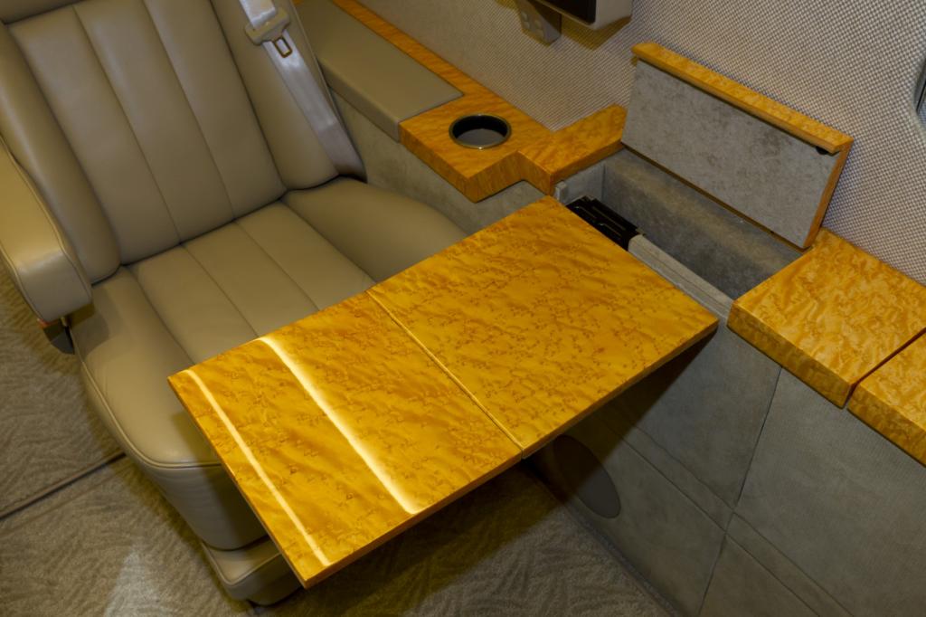 Der Tisch erinnert an einen Camping-Wagen