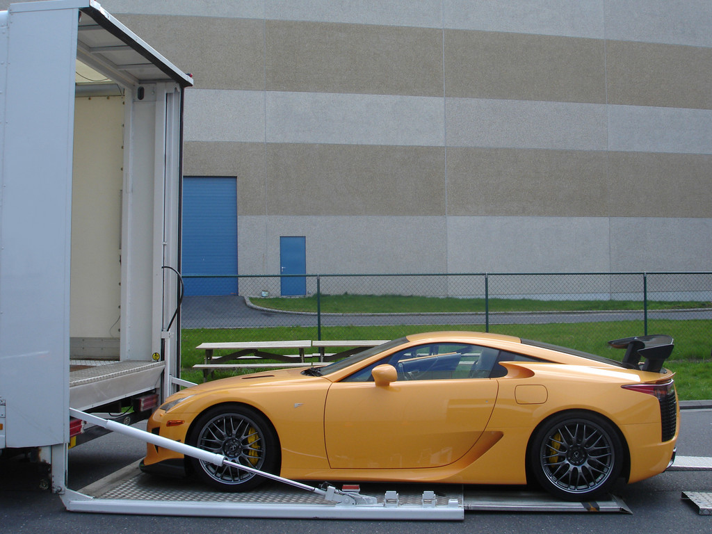 Erster Lexus LFA mit Nürburgring-Paket ausgeliefert