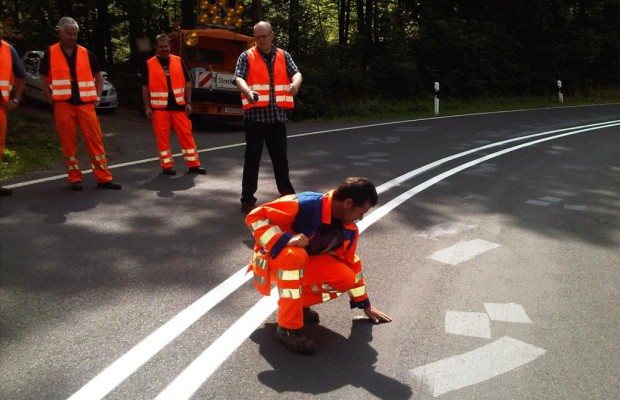 Für Motorradfahrer die Straße lesen