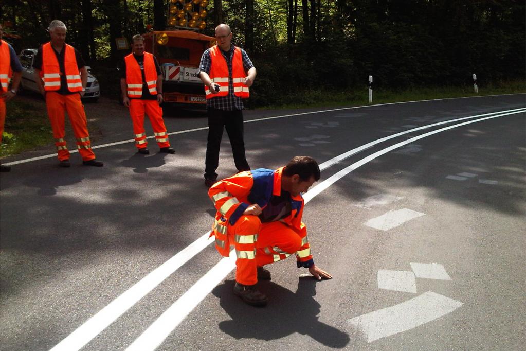 Für Motorradfahrer die Straße lesen