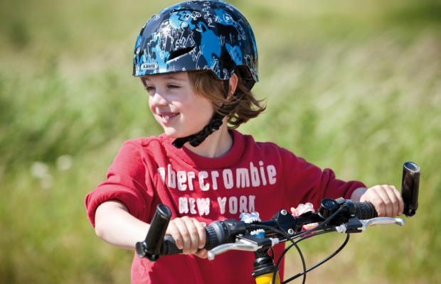 Fahrradhelme für Kinder beim Kauf anprobieren