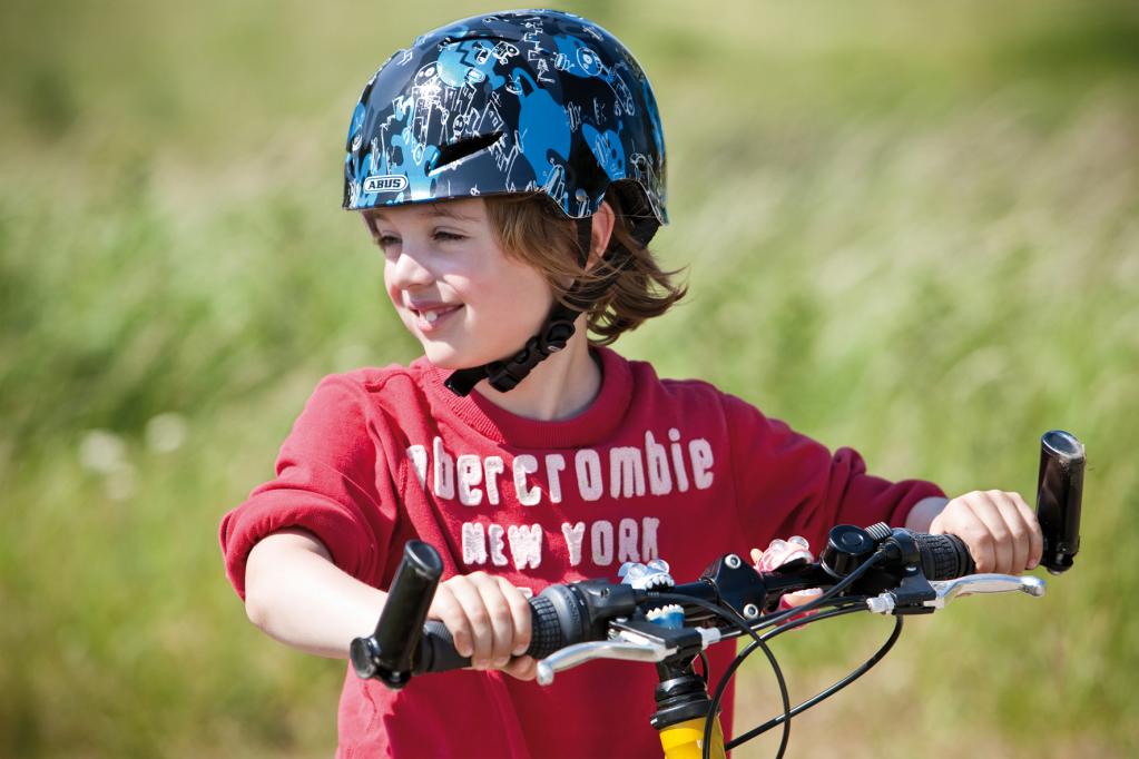 Fahrradhelme für Kinder beim Kauf anprobieren