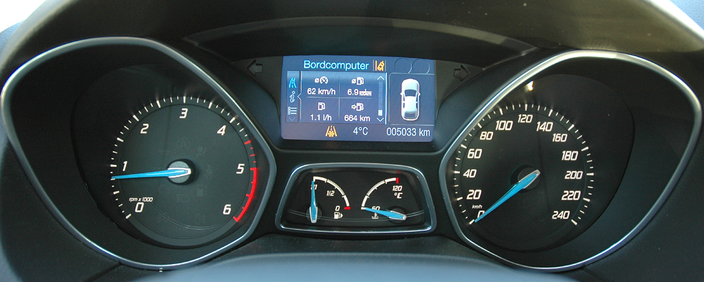 Ford Focus: Blick durch den Lenkradkranz auf die Rundstrumentierung. 