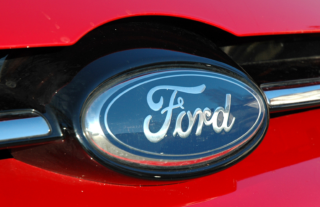 Ford Focus: Das Markenoval sitzt vorn direkt unterhalb der Motorhaube. 