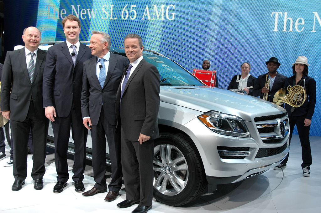 Gruppenbild mit GL und Band: (von links) Dr. Uwe Ernstberger, verantwortlicher Programm-Managementleiter für die großen Mercedes-Baureihen, AMG-Chef Ola Källenuis, Verkaufschef Dr. Joachim Schmidt und Mercedes-USA-Chef Stephen Cannon.