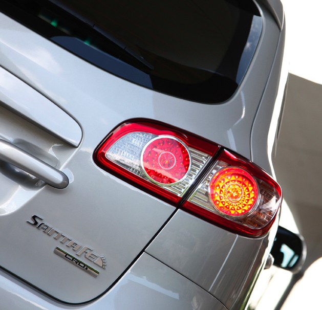 Hyundai Santa Fe: Moderne Leuchteinheit hinten mit Modell- und Motorisierungsschriftzug. 