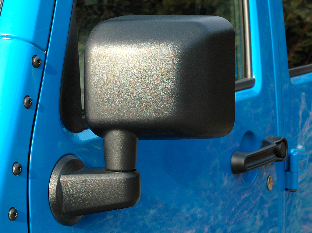 Jeep Wrangler Unlimited Sahara: Blick auf den großformatigen Außenspiegel. 