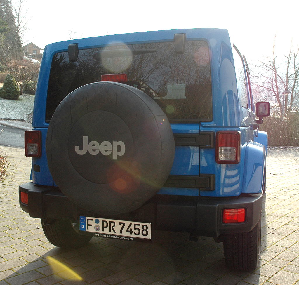 Jeep Wrangler Unlimited Sahara: Blick auf die Heckpartie mit dem Ersatzrad an der Tür. 