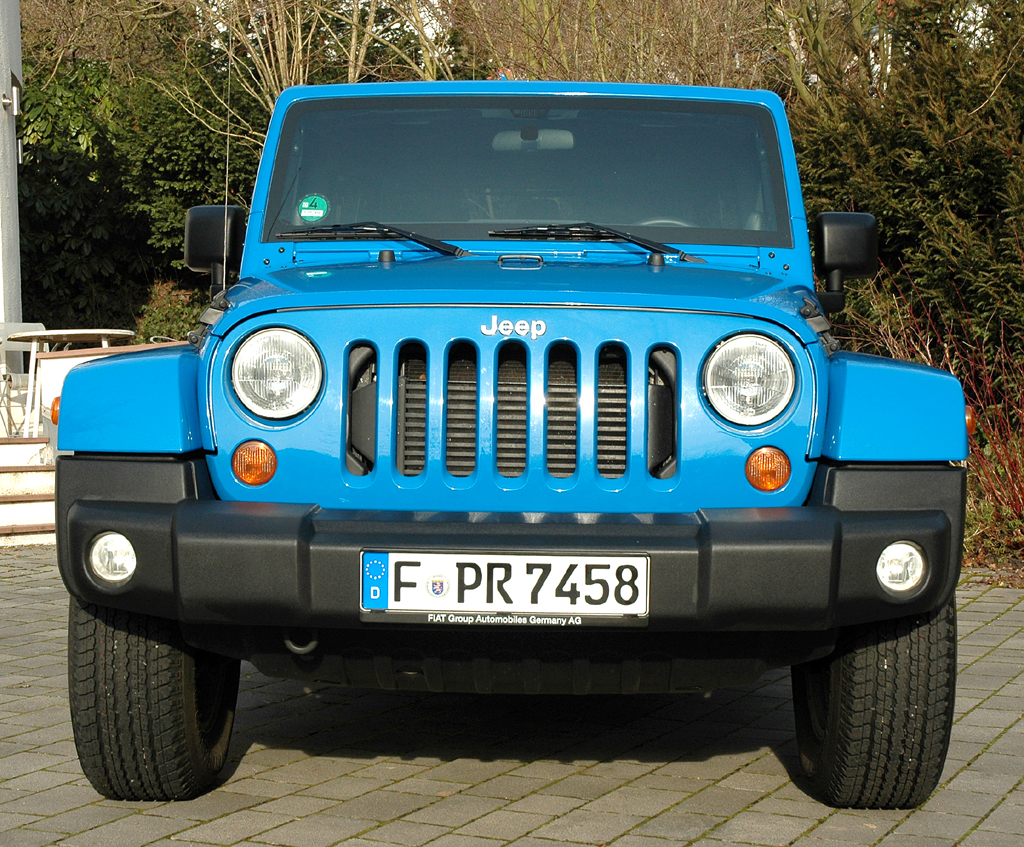 Jeep Wrangler Unlimited Sahara: Blick auf die bullige Frontpartie. 