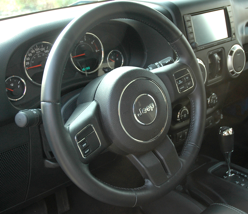 Jeep Wrangler Unlimited Sahara: Blick ins Cockpit. 