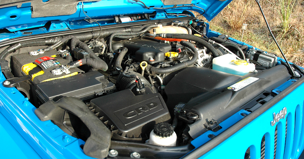 Jeep Wrangler Unlimited Sahara: Blick unter die Haube auf den 2,8-Liter-Selbstzünder. 