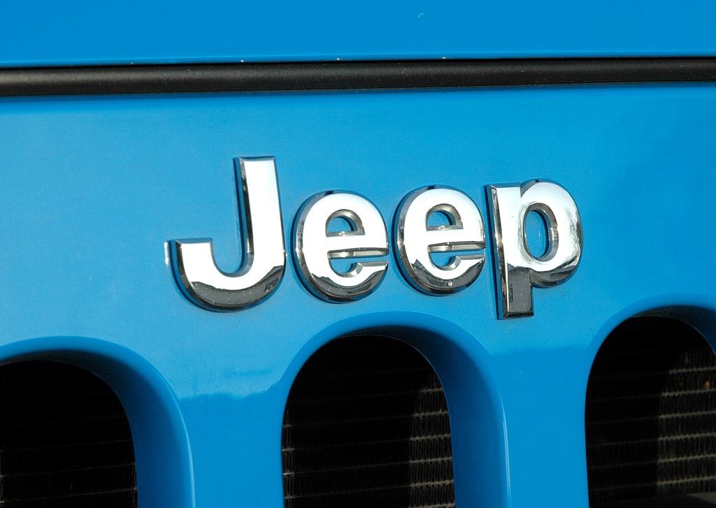 Jeep Wrangler Unlimited Sahara: Der Markenschriftzug sitzt über dem Kühlergrill. 