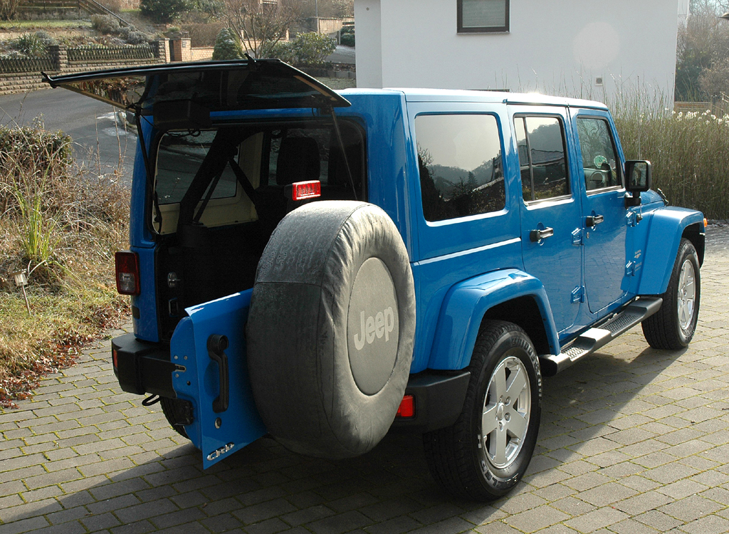 Jeep Wrangler Unlimited Sahara: Die zweigeteilte Hecktür macht Be- und Entladen leichter. 